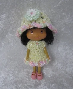Made to fit STRAWBERRY SHORTCAKE #15 Handarbeit Kleidung, Häkelkleid & Mütze Set - Bild 1 von 3