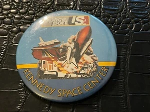 PINBACK DE COLECCIÓN DE LOTE ANTIGUO 3 1/2" #42 - KENNEDY SPACE CENTER - Imagen 1 de 1