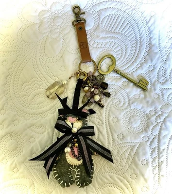 Ручной работы милый войлок медведь брелок в выветренный серый розовый и латунный - Изображение 1 из 4