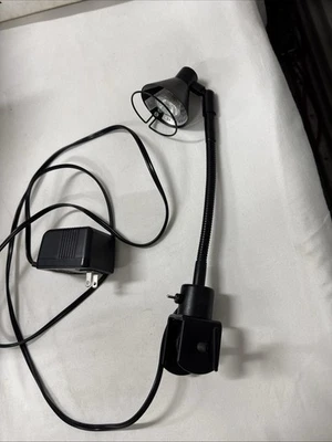 Lámpara de cuello de cisne con abrazadera, a menudo llamada luz de tarea o luz de banco de trabajo. Foto 1 de 4