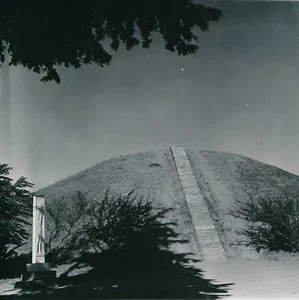 MARATHON c. 1960 - Escaliers Tumulus Stèle Grèce - NV 1975 - Imagen 1 de 2
