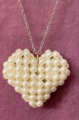 Beautiful Faux Cluster Of Pearls Heart Pendant Chain Necklace EUC - Image 1 of 4