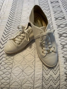 Tenis Michal Kors talla 8,5 de lona y cuero con adornos dorados - Imagen 1 de 8