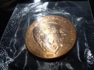 RONALD REGAN INAUGURATION  UNCIRCULATED BRONZE MEDAL IN WRAPPER GREAT PRESIDENT - Picture 1 of 3