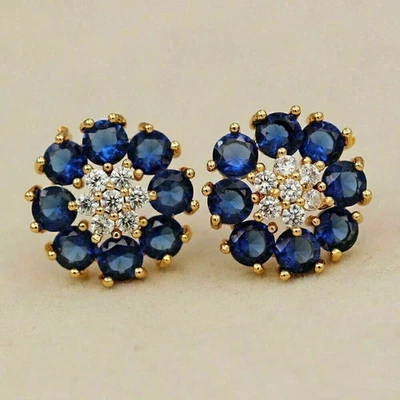 Aretes con racimo de diamantes y zafiros simulados de 2 quilates enchapados en oro amarillo de 14 quilates Foto 1 de 3