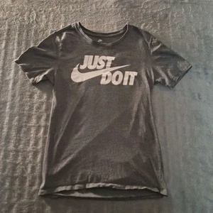 Nike Just Do It Women's T-Shirt Size Small Gray Cotton Tee - Picture 1 of 6