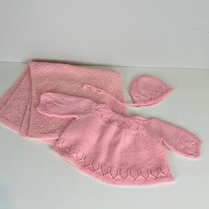 Vintage Handarbeit Strick rosa Baby Puppe Decke, Kleid & Mütze Set, 1970er EUC - Bild 1 von 8