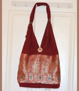 Bolso de hombro de algodón hecho a mano con diseño de brocado en color rojo - Imagen 1 de 5
