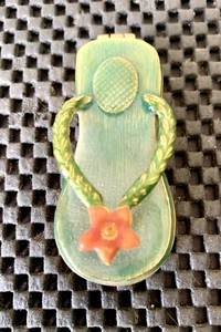 SANDALIA CHANCLA MONET CON ESMALTE FLOR ROSA FIRMADA PASTILLERO 2 1/2" X 1 1/4" - Imagen 1 de 6