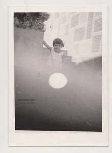 Vintage ragazza sulle scale con sfera di luce pellicola danni astratto mistero foto surreale - Foto 1 di 7