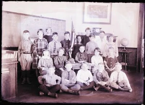 LATE 1800s or EARLY 1900s GLASS NEGATIVE, SCHOOL CLASS SCENE, IN CLASSROOM - Picture 1 of 2