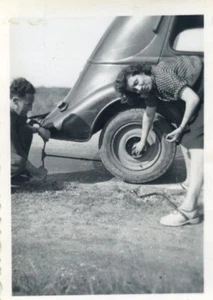Frankreich Auto Paar Wechseln Flachreifen Alt Amateur Foto Schnappschuss 1947 - Bild 1 von 3