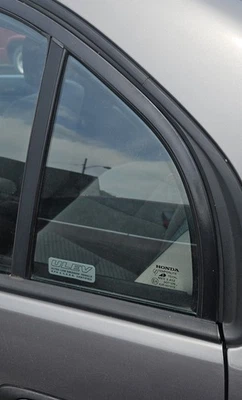 Honda Civic 2005 sedán de 4 puertas; modelos de gasolina; vidrio de ventilación trasera lateral del conductor Foto 1 de 4