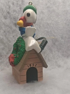 Hallmark 1992 Peanuts Snoopy Doghouse Magic luces parpadeantes en corona adorno Foto 1 de 4