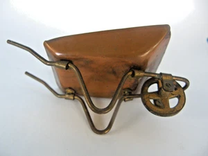 Carretilla vintage miniatura latón metal 4" - Imagen 1 de 6