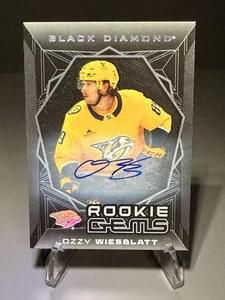 2025-26 BLACK DIAMOND OZZY WIESBLATT ROOKIE GEMS AUTO #/99 - Bild 1 von 3