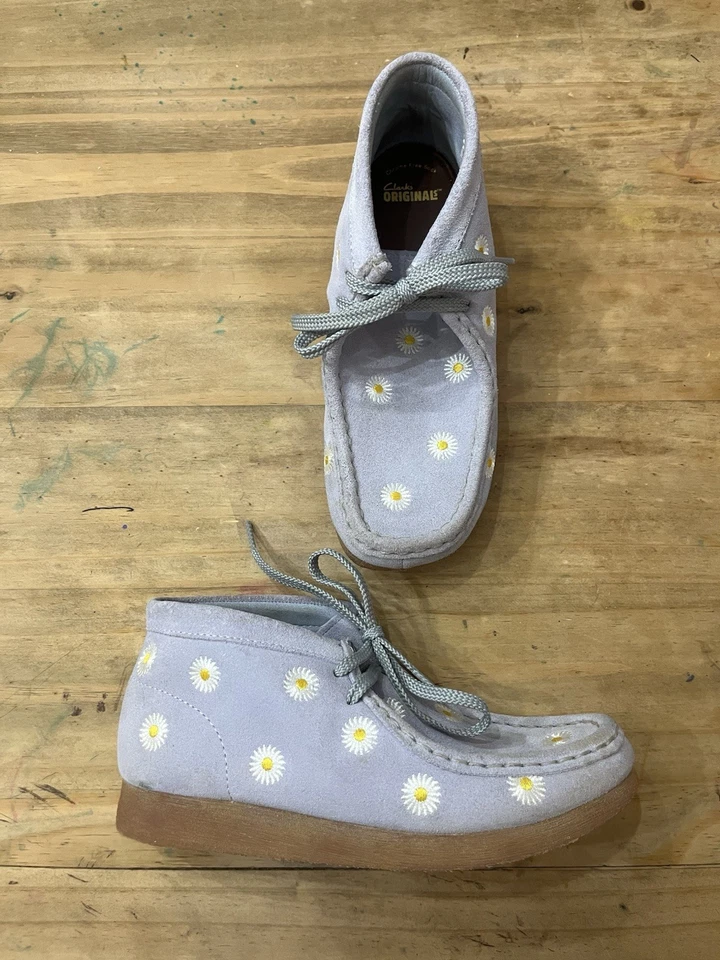 Clarks Wallabee Nube Gris Bordado Flores Niñas Talla 3 Foto 1 de 4