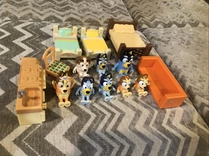 KONVOLUT 8 BLUEY ACTIONFIGUREN mit 6 MÖBEL SPIELSET - Bild 1 von 7