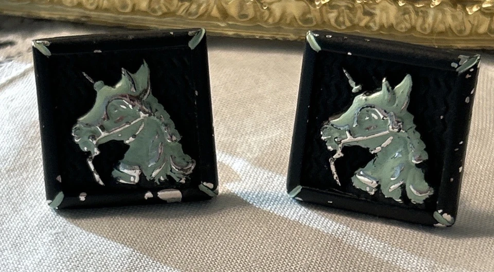 Abotoaduras vintage Hickok EUA unicórnio esmalte preto tom prata 1” quadrado década de 1950’s - Imagem 1 de 4