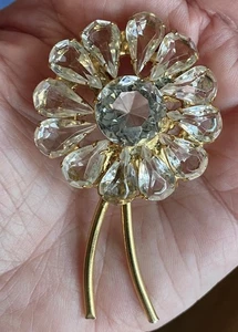 Vintage clear crystal flower brooch, teardrop shaped settings, gold tone metal - Picture 1 of 3