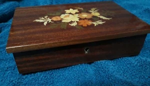 VINTAGE LACKIERTE WIEDERVERWENDUNG SWISS MADE SPIELUHR - SPIELT "EDELWEISS" - Bild 1 von 9