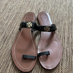 Tory Burch Jolie Zehenring Leder Sandale schwarz US 11 / Gold LOGO - Bild 1 von 4