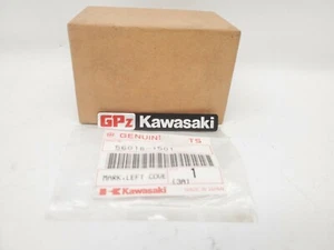 NEW KAWASAKI 84-87 NINJA ZX 600 900 1000 LEFT COVER EMBLEM NOS 56018-1501 OEM - Foto 1 di 6
