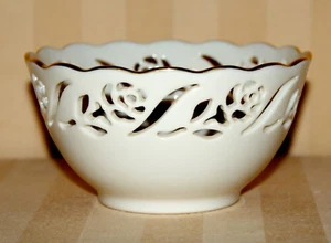 Lenox Elfenbein durchbohrte Rose Schale, gewellter Rand geprägt Goldrand 4,25" - Bild 1 von 2
