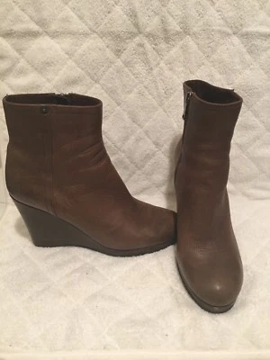 BOTÍN PRADA CUERO MARRÓN NAPA CUÑA CREMALLERA TALLA 9.5 ITALIA $850 EXCELENTE Foto 1 de 4