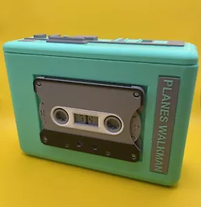 Aviones Walkman Magic The Gathering - Caja de mazo Hatsune Miku Secret Lair / Duskmourn Commander - Imagen 1 de 20