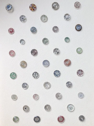 COLLECTOR'S CARD   39 ANTIQUE CHARMSTRING GLASS BUTTONS~PAINTED  BACKS Cover