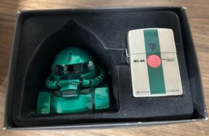 Zippo Gundam Zaku MS-06 tipo producción en masa encendedor y soporte de cabeza con caja sin usar - Imagen 1 de 19