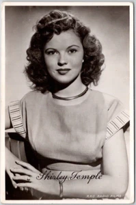 SHIRLEY TEMPLE R.K.O RADIO FILMS POSED POSTCARD - Picture 1 of 2