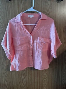 Blusa recortada con botones Love Notes para mujer talla grande cuello en V color melocotón coral - Imagen 1 de 3