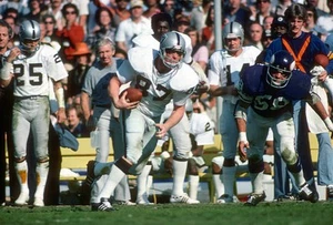Dave Casper Oakland Raiders runs with the ball v the Minnesota Vik- Old Photo 1 - Picture 1 of 1