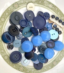 50g of  Blue Vintage Preloved Buttons in Blues  Asst 2 - Foto 1 di 1