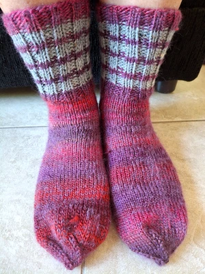 Calcetines tejidos a mano mezcla mohair/acrílico, morado/rojo con gris, tallas 8-10 Foto 1 de 4