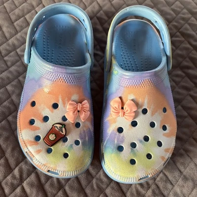 Zuecos Crocs Tie Dye J1 Niños Jóvenes Rosa Lazo Café Dije Azul Púrpura Naranja Foto 1 de 4