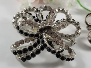 Vintage Brooch Pin 3D Tiered Bow Ribbon Rhinestones Black Clear Silver Tone BOLD - Picture 1 of 5