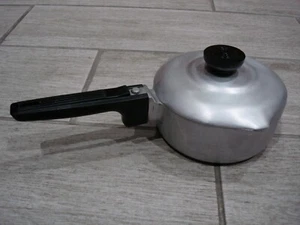 Vintage 1-QT. Olla para salsa GHC Magnalite de doble caño con tapa usada en excelente estado - Imagen 1 de 5