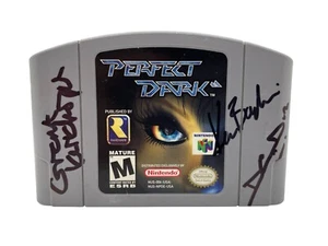 Grant Kirkhope David Doak +1 Firmado Perfecto Oscuro Autógrafo N64 Juego Certificado de Autenticidad JSA - Imagen 1 de 8