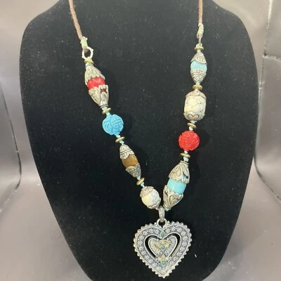 Colar com pingente de coração marca sorte cordão marrom 28 pol. - Imagem 1 de 4