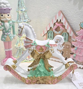 34th & Pine Weihnachten Pastell Rosa Weiß Schaukelpferd Figur Statue NEU - Bild 1 von 7
