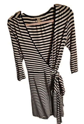 Vestido envolvente Banana Republic extra pequeño a rayas negras y crema Foto 1 de 3