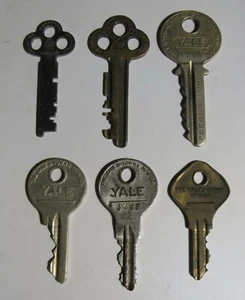 Six Vintage Antique Yale & Towne Brass Keys & Flat Steel Chrome 1 3/4" XK25 Key - Bild 1 von 11