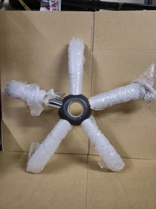 Silla de oficina de metal negro y cromado con patas base sin ruedas - Imagen 1 de 5