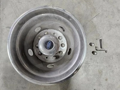 USADO 2019 FORD F450 10 LUG CROMADO 19,5" TAMPA DA RODA TRASEIRA COM TAMPA ENVIADA  - Imagem 1 de 4