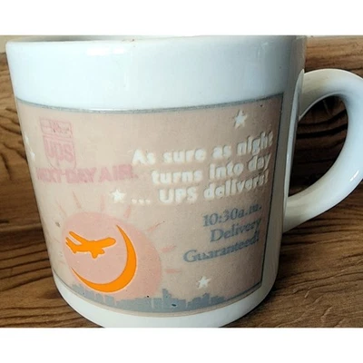 Taza de café UPS Next Day Air vintage con logotipo doble cara LEER DEFECTO Foto 1 de 4