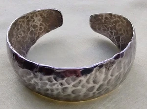 Brazalete de colección Sara Cly Navajo de plata de ley ancho martillado a mano 31,3 g - Imagen 1 de 6