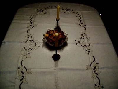 TRABAJO DE CORTE ~ Mantel 97" L x 68" W y 12 servilletas ~ Marfil con costuras gris/bronceado Foto 1 de 4